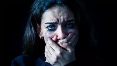 قضية مخزية جنوباً ... سيدة جنوبية تتعرض للابتزاز الجنسي والتهديد من قبل ابن قريتها وتطالب الاجهزة الامنية بسرعة التدخل ...