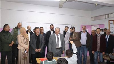 السفير الأسعد يتفقد مدرسة فلسطين في مخيم برج الشمالي