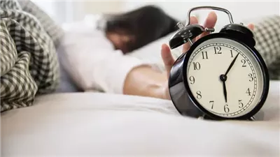 تنام طويلاً وتستيقظ متعبًا؟.. إليك سر 