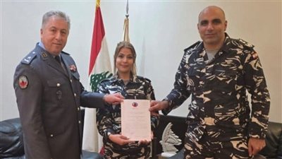 العميد موسى كرنيب يُكرّم المعاون أوّل ناديا ناصر لرعايتها رضيعة في المطار، بعد نقل والدتها إلى أحد المستشفيات جرّاء وعكة ألمّت بها