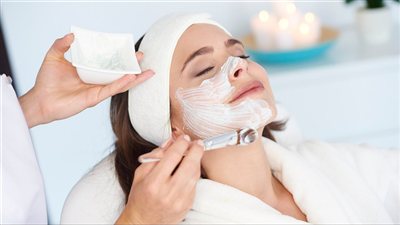 كيف تختارين الأجهزة الأنسب لعناية احترافية بالبشرة؟