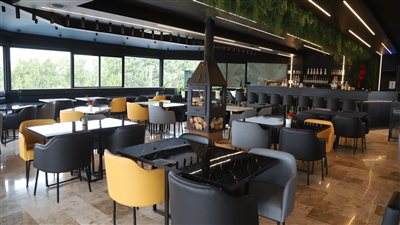 عند AURA RESTAURANT & LOUNGE .. الذوق… الأجواء… والمتعة كلها بمكان واحد