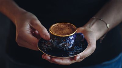 هل إضافة الملح إلى القهوة يمنع الرجفة؟ خبير يوضح