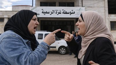 الناظرة تتمرد وتطرد المديرة والطلاب وتقفل المدرسة 