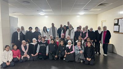 تعزيز التعليم التطبيقي: طلاب ثانوية الإستجابة يطّلعون على الخدمات الطبية في مستشفى الهمشري