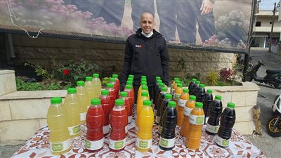 ⁨ ابن عدلون الجنوبية محمود شحادة يحارب السرطان بالعمل والابتسامة ودعم من زوجته وابناء بلدته!⁩
