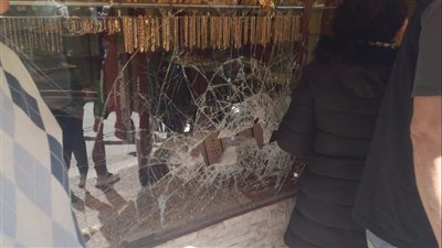 بجرأة في وضح النهار... سرقة محل ذهب والفرار أمام أعين المواطنين! (صُوَر)