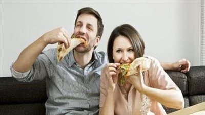 بين الرجل والمرأة.. مَن يستهلك 