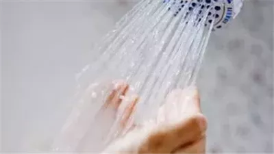 أثناء الاستحمام.. كيف تحمين بشرتكِ وشعركِ من أضرار الماء الساخن؟
