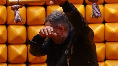 تعرّض لإصابة في ظهره.. فنان شهير ضحية رامز جلال ويتوعده بالانتقام (فيديو)