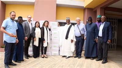 سفيرة لبنان تقود وفداً من الجالية اللبنانية في كوت ديفوار لتقديم 500 حصة غذائية إلى مجلس الأئمة (COSIM) في لفتة إنسانية