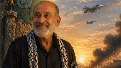 طيلة ايام الحرب بقي الحاج علي خشن (أبو حسين) صوتاً لا ينكسر… مؤذن مسجد الامام الحسين (ع) في بلدة السماعية قرب صور الذي لم تغب مآذنه عن النداء، حتى تحت القصف والغارات