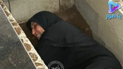 الحاجة ام علاء نجمة ... نزلت الى قبـ.ـر ولدها واحتضنته في لحظة وداع اخيرة ومؤثرة