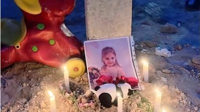 ليلةٌ أولى… ليست ككلّ الليالي ميلا زيّات، الطفلة التي كان يفترض أن تنام بين ألعابها، تنام الليلة تحت التراب… وحولها شموعٌ تحاول عبثاً أن تبدّد هذا الظلام الكبير