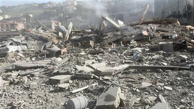 ارتقاء مواطنين في الغــارة على مبنى سكني وتجاري في زبدين