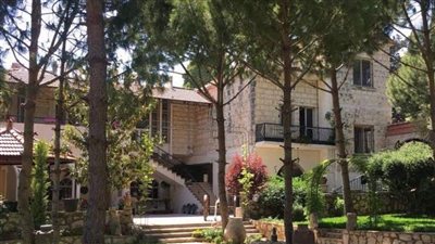 الحقـ.ـد على الجنوب في ابشع صوره .... الغارات تعمدت تدمير احد اجمل بيوت لبنان التراثية، بيت الاستاذ سعد الزين في كفررمان