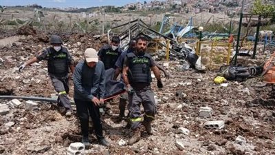 عناصر الدفاع المدني اللبناني (مركز العباسية) تمكنت من سحب جثمان شهيد إثر الغارة التي استهدفت البلدة