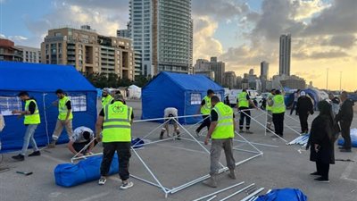 جمعية الرسالة تُسهم في إيواء العائلات النازحة عبر تركيب الخيم في البيال: 