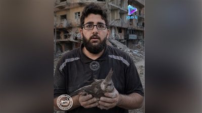 في لحظةٍ كان الجميع يهرب فيها من الموت، عاد ابن مدينة صور محمد كريت إلى المبنى المهدد بعد الاستهداف، لا لينقذ مالاً أو مقتنيات… بل لينقذ ببغاءه الذي بقي وحيداً خلف الأبواب