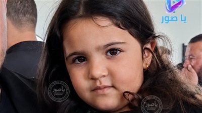 الطفلة مريم احمد حريري تنتظر وصول جثمان والدها في جبانة صور