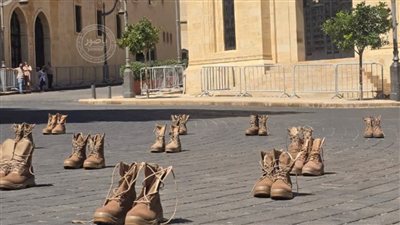 أهالي شهداء الجيش اللبناني يضعون أحذية أبنائهم العسكريّة أمام مجلس النوّاب