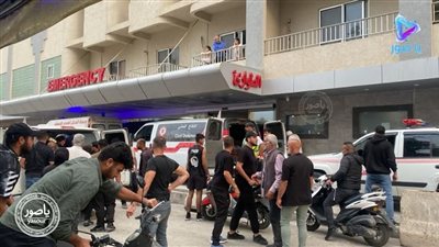المشهد من امام مستشفى جبل عامل حيث تم نقل العديد من الاصابات جراء الغـ.ارة التي استهدفت مخيم البص منذ قليل.