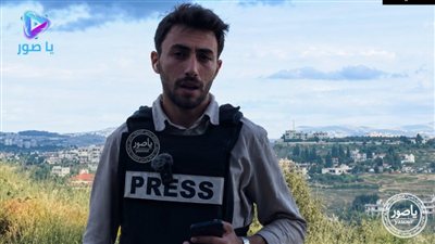 نجاة مراسل قناة الجزيرة جواد شكر خلال تغطية مباشرة من النبطية