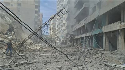 الغارة الثانية على مدينة صور تستهدف مبنى في شارع سنتر بيطار ودمرته، المبنى فيه مكتب استخدام توفيق فحص وانترنت الطقش
