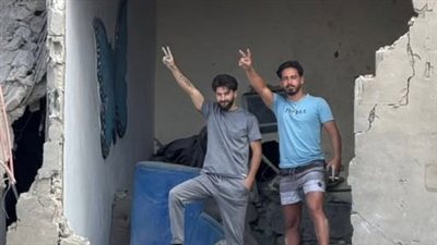 شابّان من المساكن الشعبية يتحدّون الدمار: 