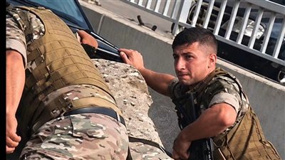 عناصر من الجيش اللبناني يساعدون رجلاً تعطّلت سيارته أمام الكلية الحربية 