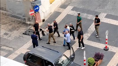 شجار وتضارب بين شاب اراد اخراج والدته من مستشفى المشرق في بيروت وعدد من رجال الامن التابعين للمستشفى !